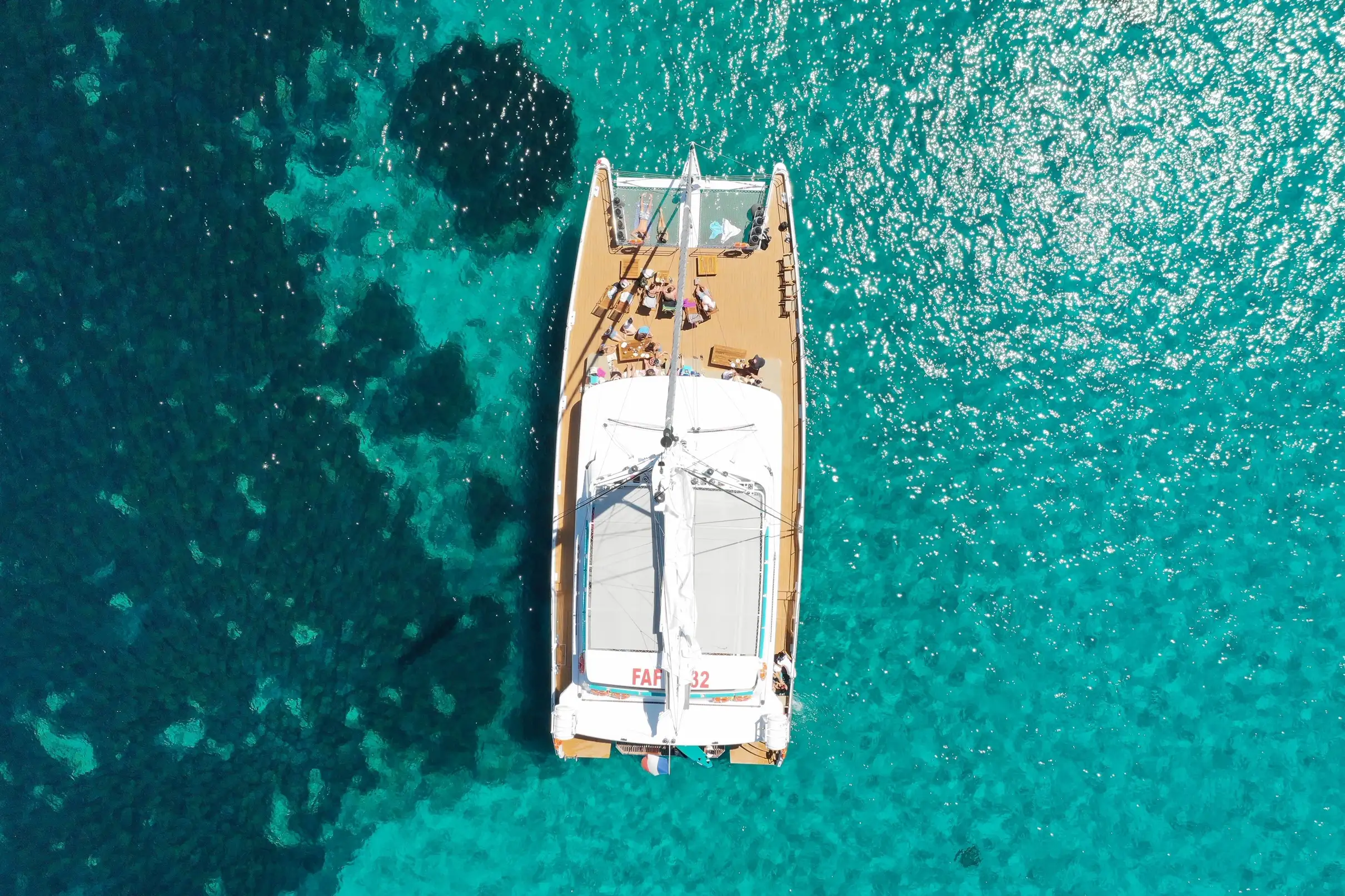 Cannes : Croisière en catamaran d'une demi-journée avec déjeuner