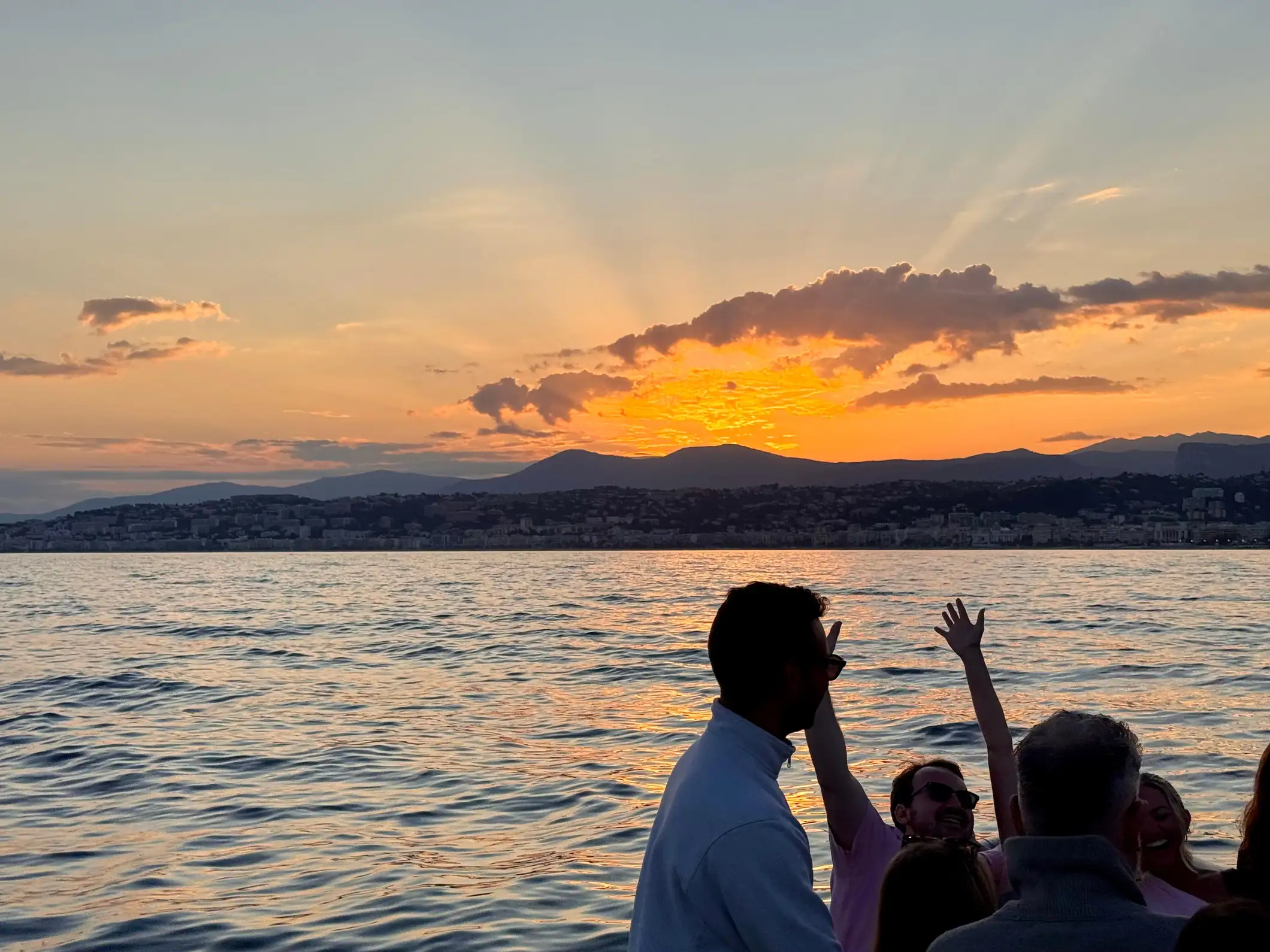 Nice : Tour en bateau au coucher du soleil avec vin et collations locales