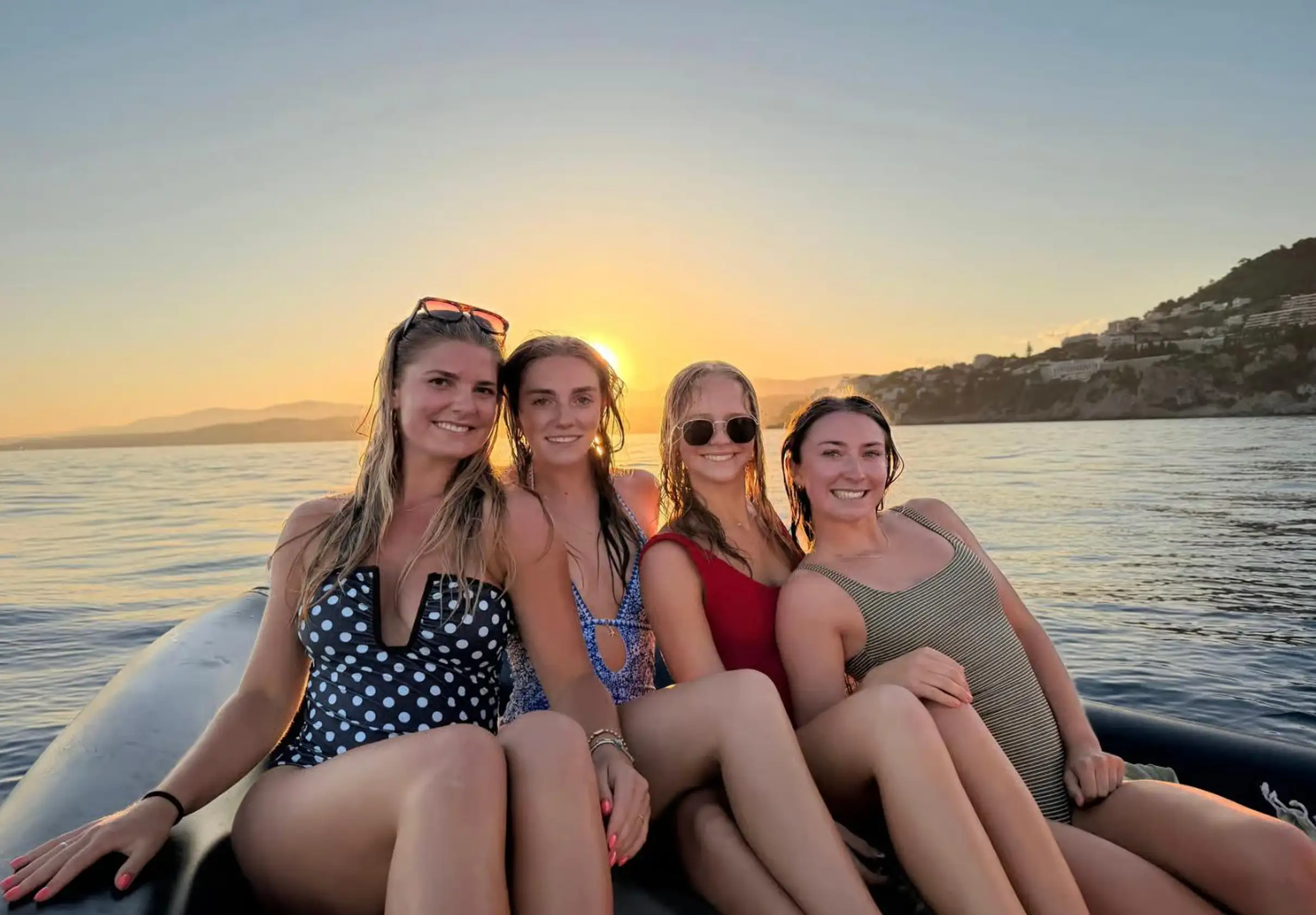Nice : Tour en bateau au coucher du soleil avec vin et collations locales