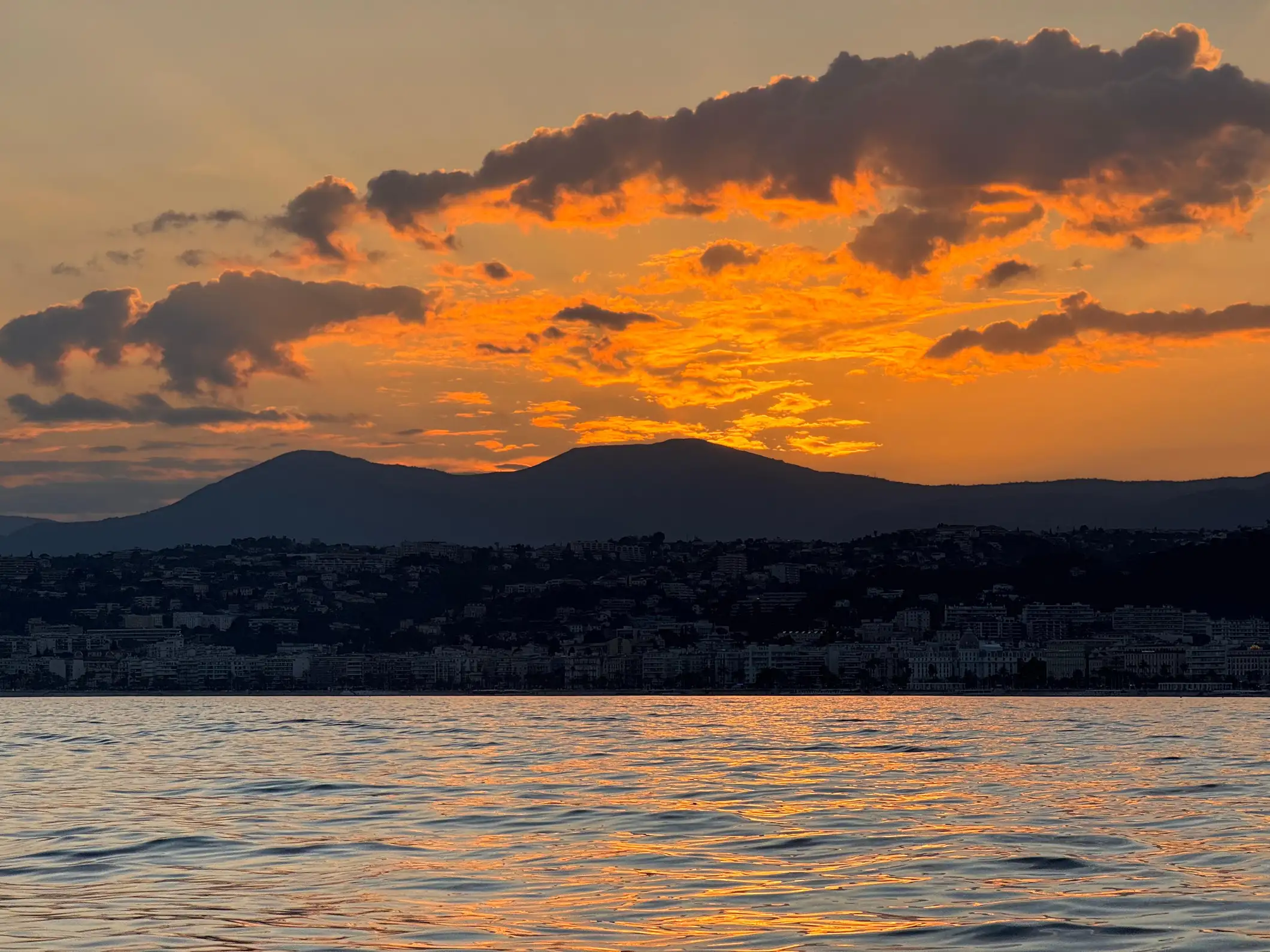 Nice : Tour en bateau au coucher du soleil avec vin et collations locales