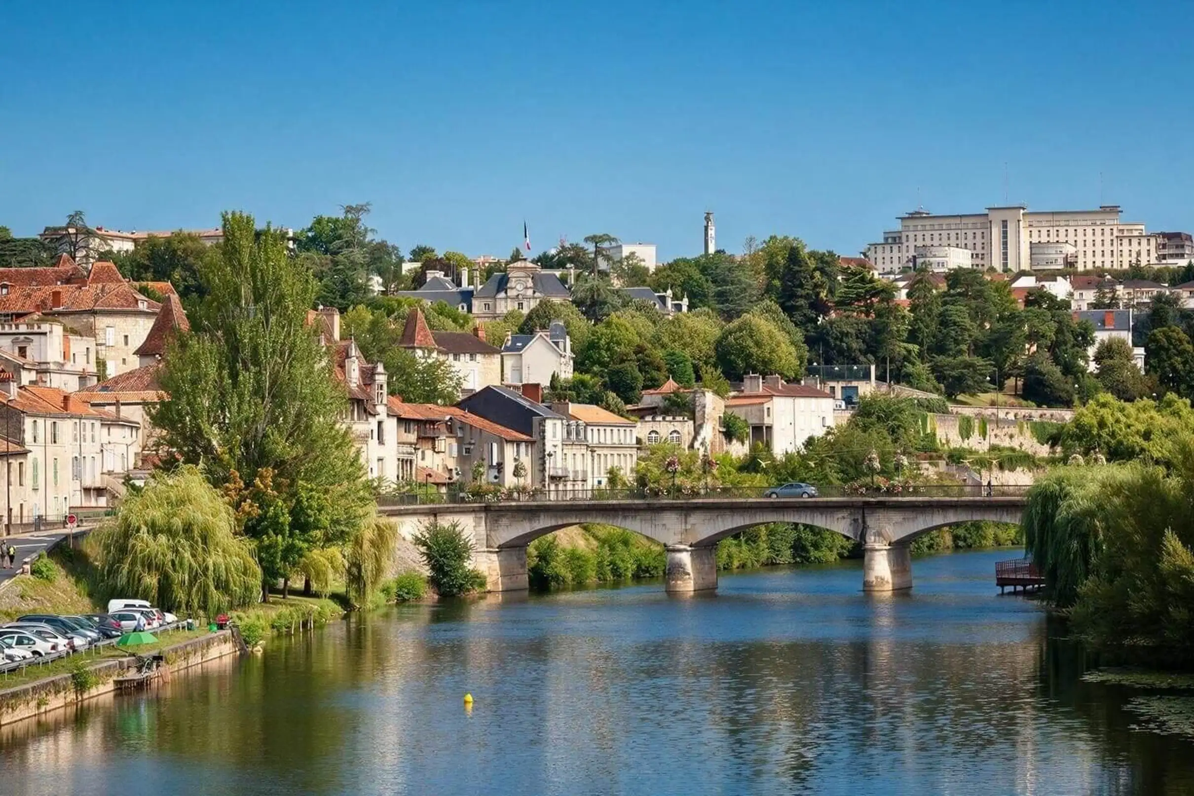 Bonjour Périgueux : visite privée de la ville à pied de 2 h avec un guide de la région