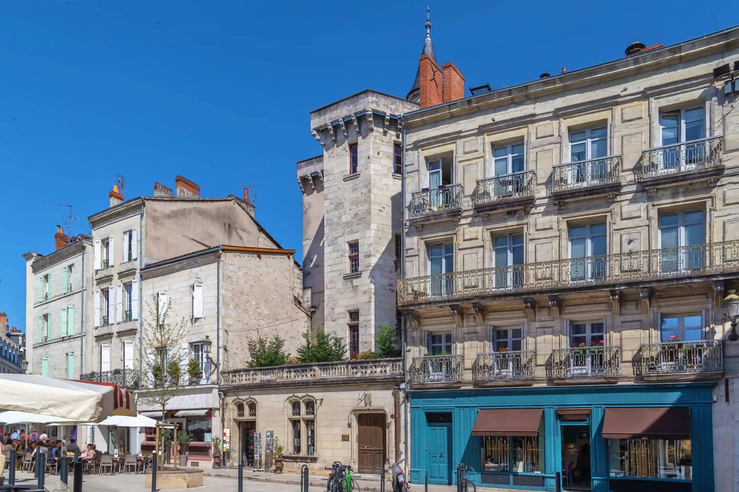 Bonjour Périgueux : visite privée de la ville à pied de 2 h avec un guide de la région