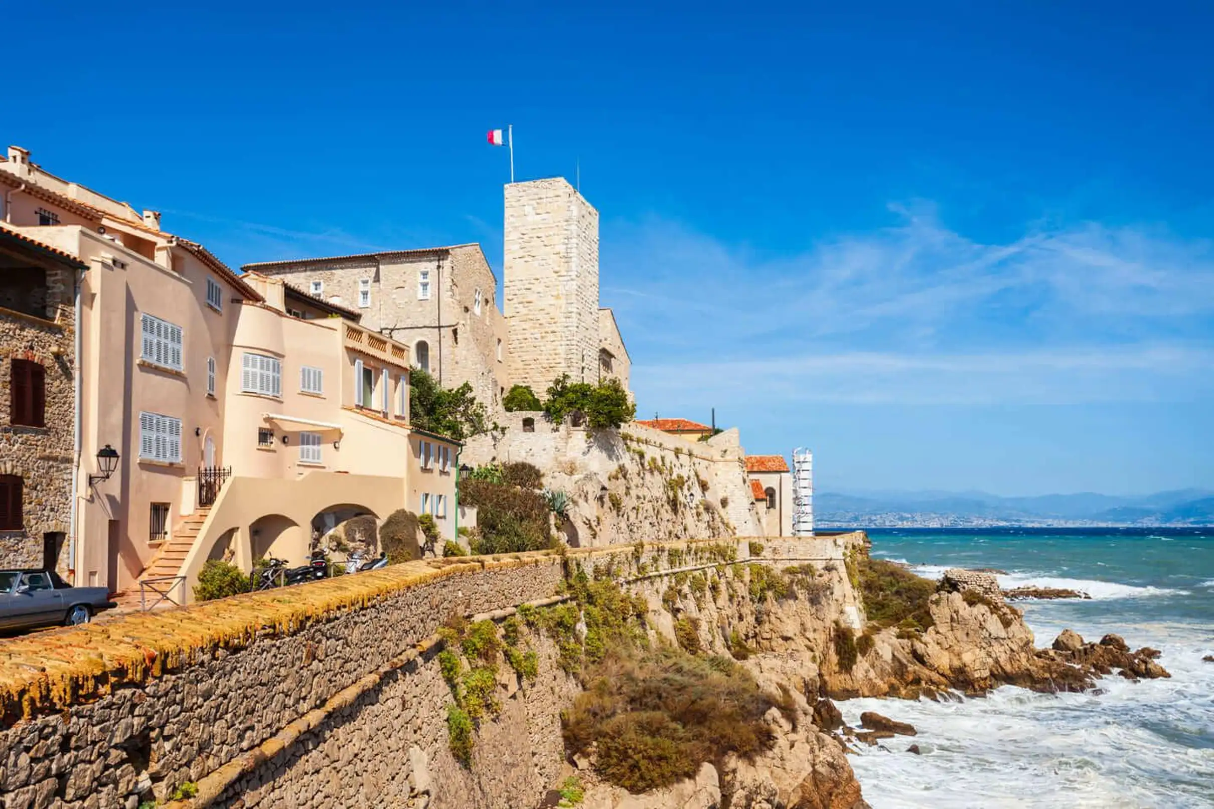 Bonjour Antibes : visite privée de la ville à pied de 2 h avec un guide de la région