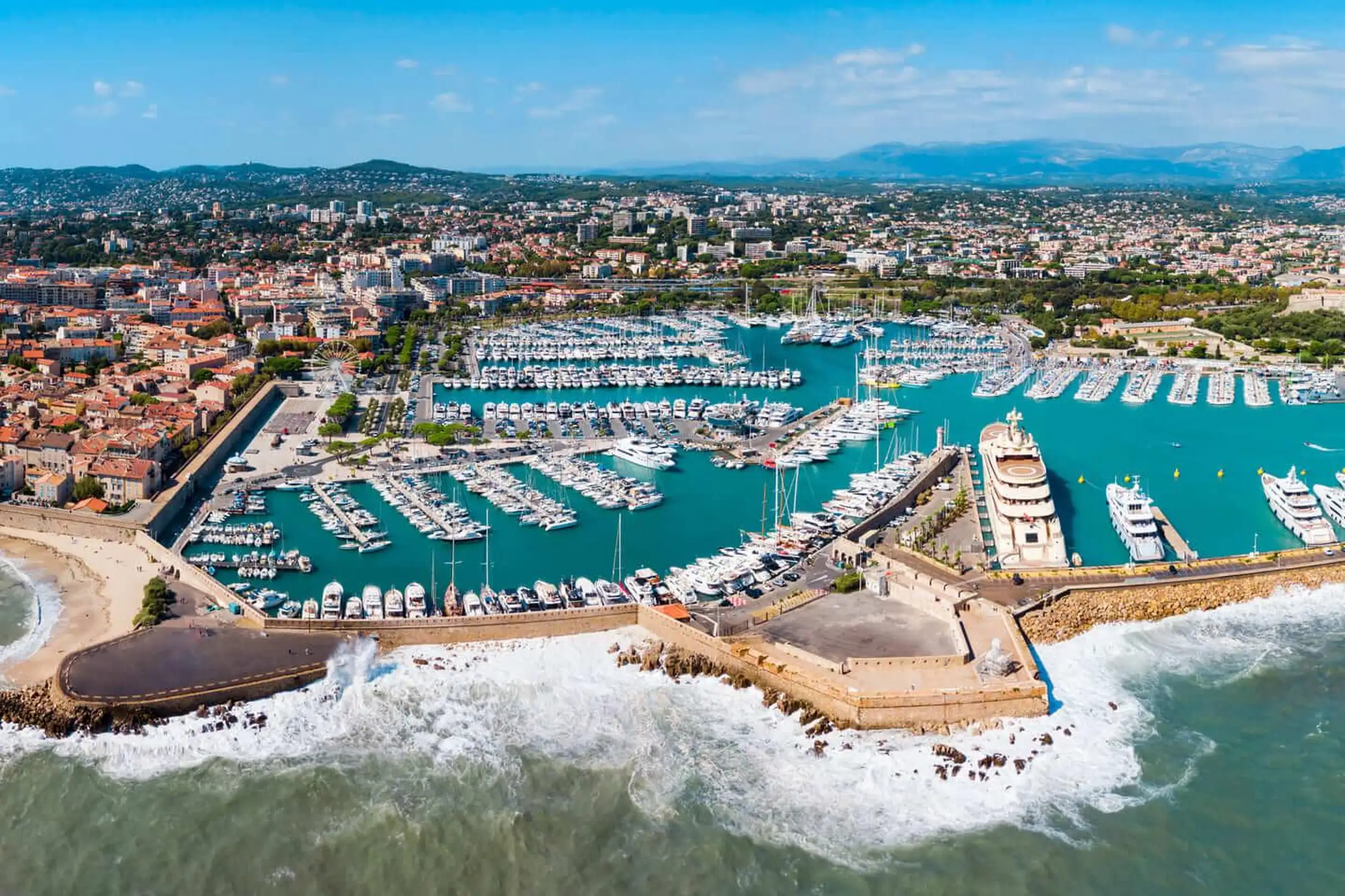 Bonjour Antibes : visite privée de la ville à pied de 2 h avec un guide de la région