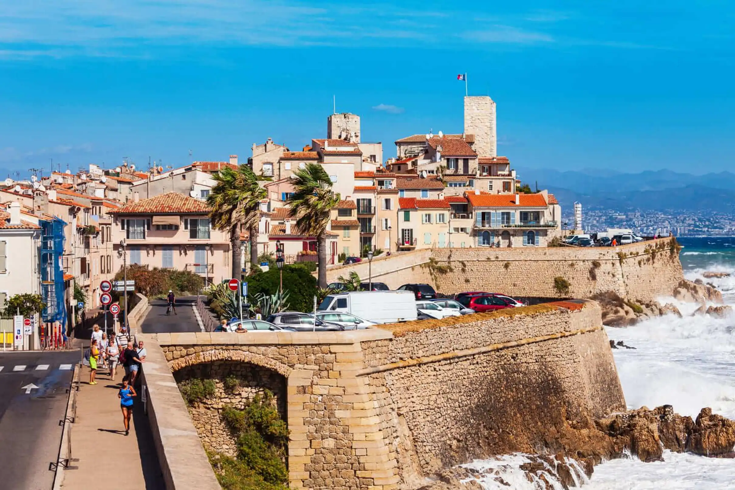 Bonjour Antibes : visite privée de la ville à pied de 2 h avec un guide de la région