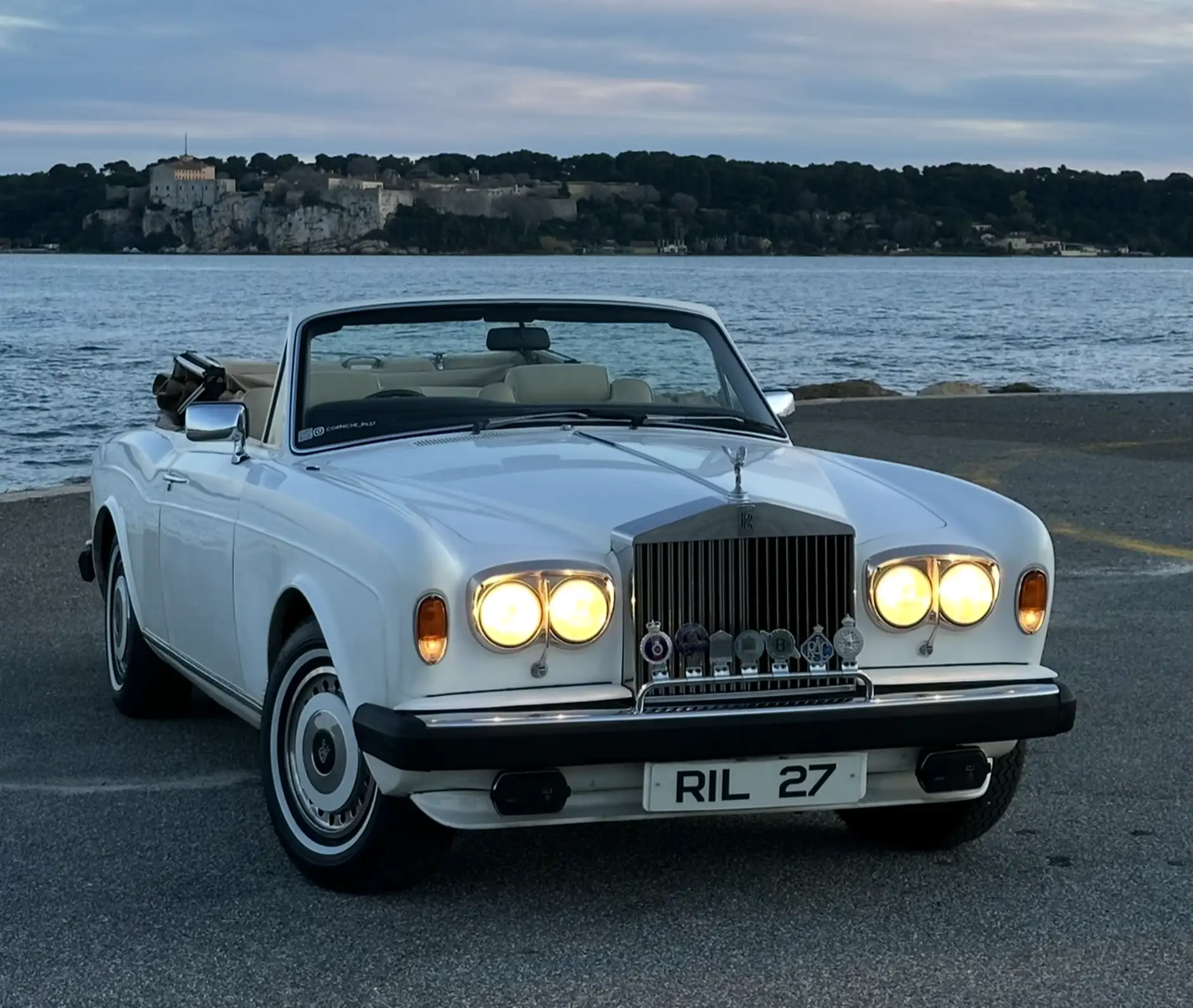 Cannes : séance photo avec une Rolls-Royce Corniche de 1982