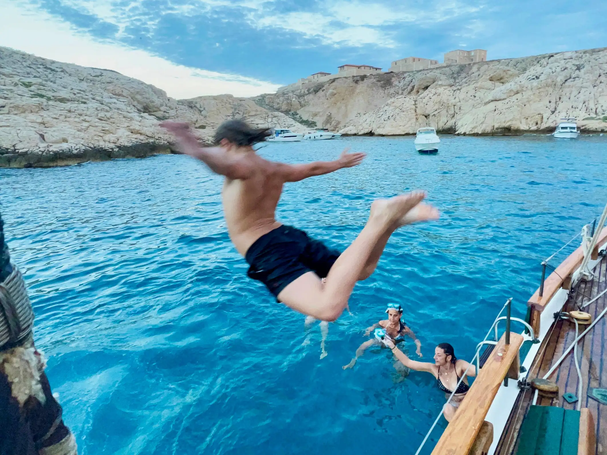 Marseille : sortie en bateau calanques avec baignade, buffet et vin