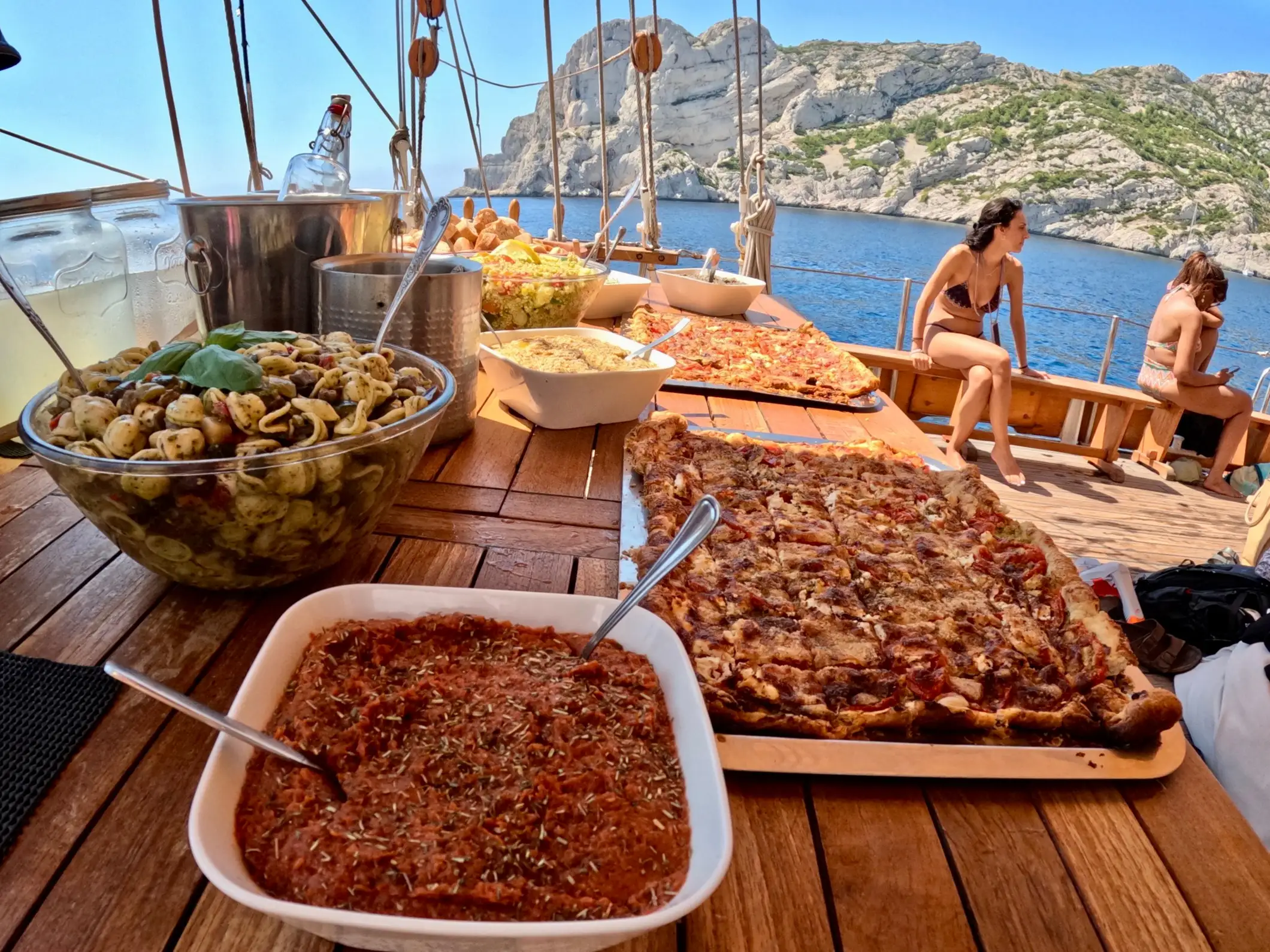 Marseille : sortie en bateau calanques avec baignade, buffet et vin