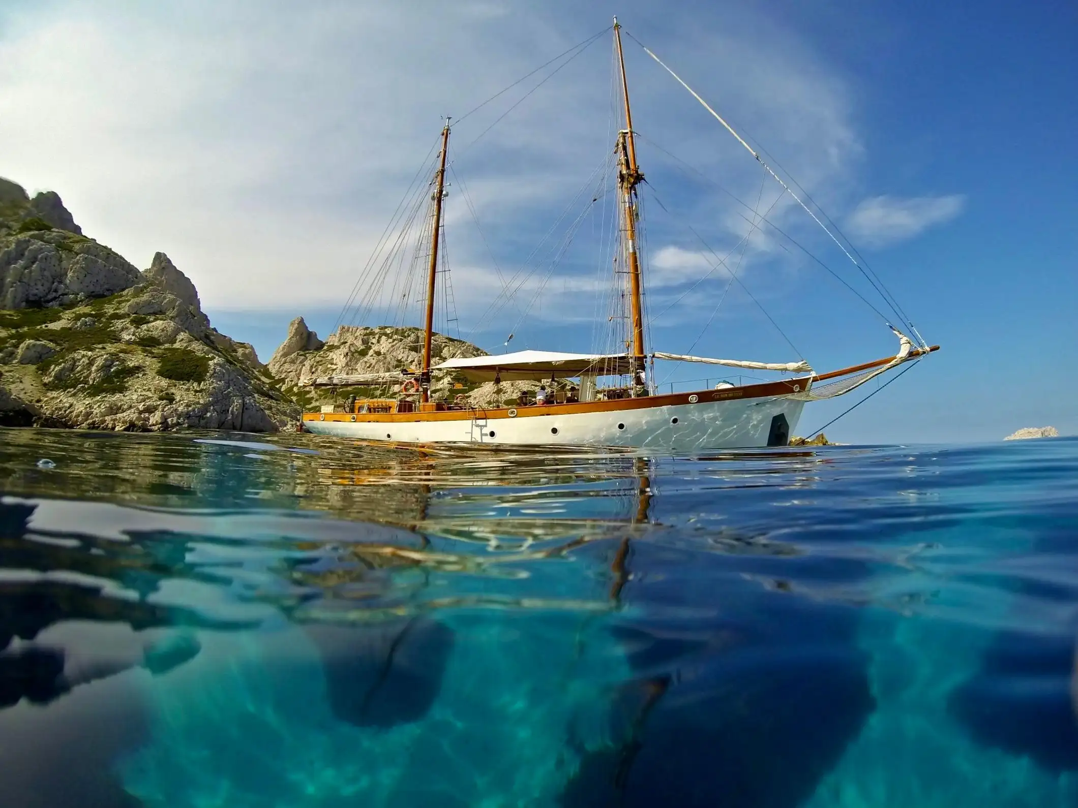 Marseille : sortie en bateau calanques avec baignade, buffet et vin