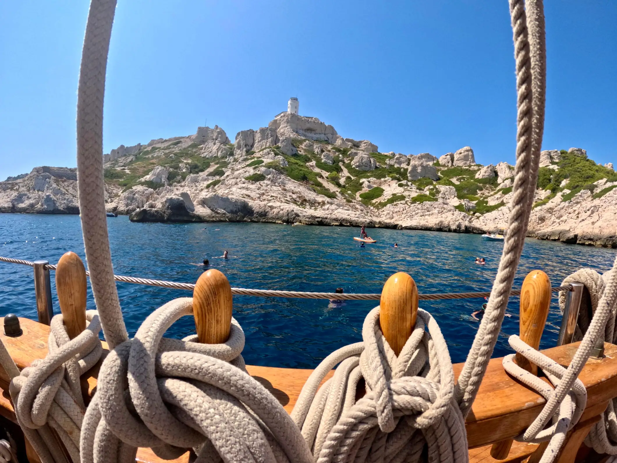Marseille : sortie en bateau calanques avec baignade, buffet et vin