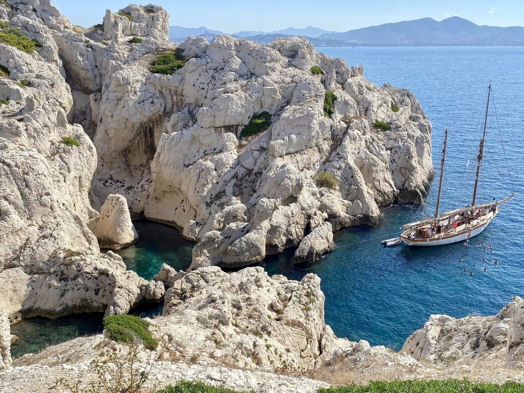 Marseille : sortie en bateau calanques avec baignade, buffet et vin
