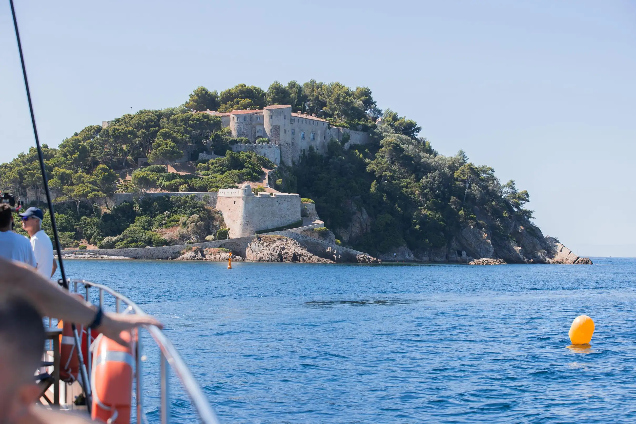 Hyères : La Matinée Découverte - Visite guidée du Littoral en Catamaran