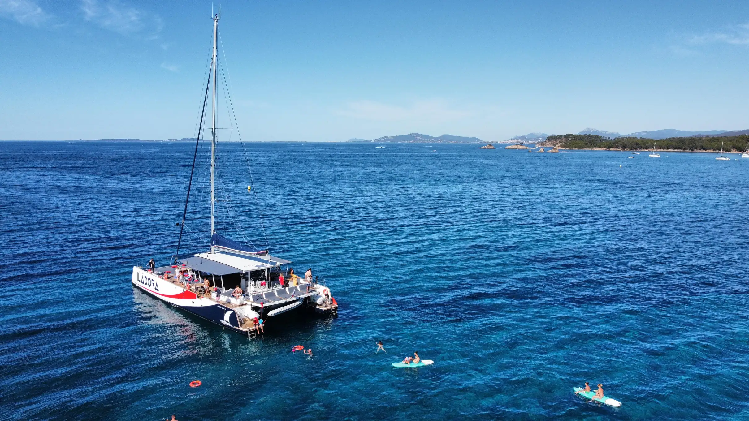Hyères : La Matinée Découverte - Visite guidée du Littoral en Catamaran