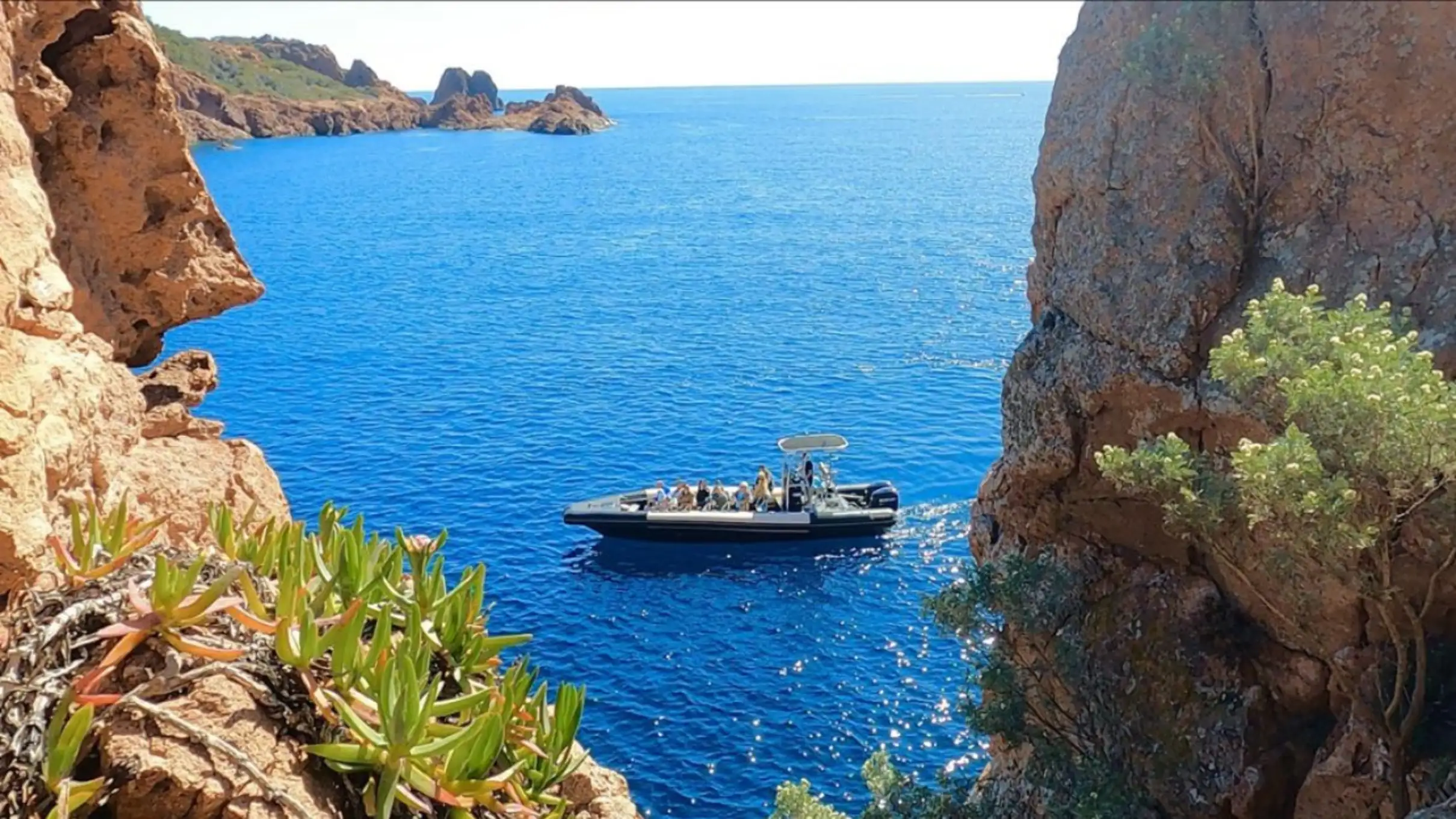 Fréjus : excursion en hors-bord dans les calanques de l'Estérel avec arrêt baignade