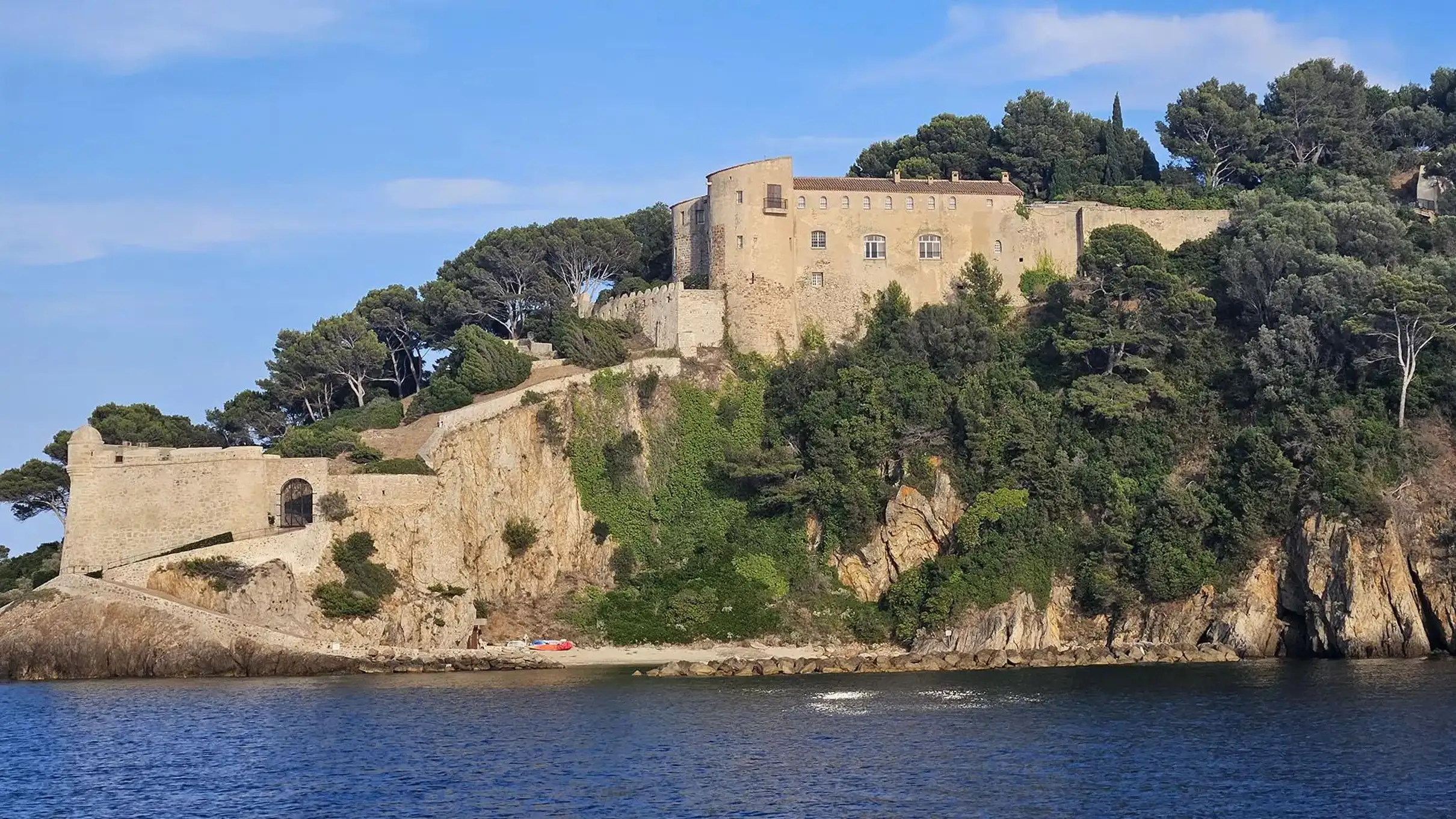 Bormes-les-Mimosas: Balade en bateau hybride autour du Fort de Brégançon