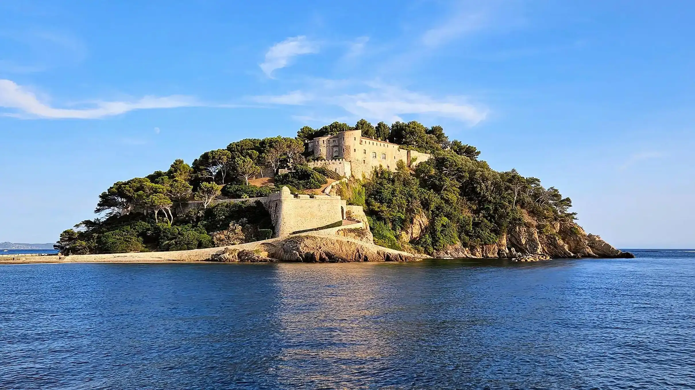 Bormes-les-Mimosas: Balade en bateau hybride autour du Fort de Brégançon