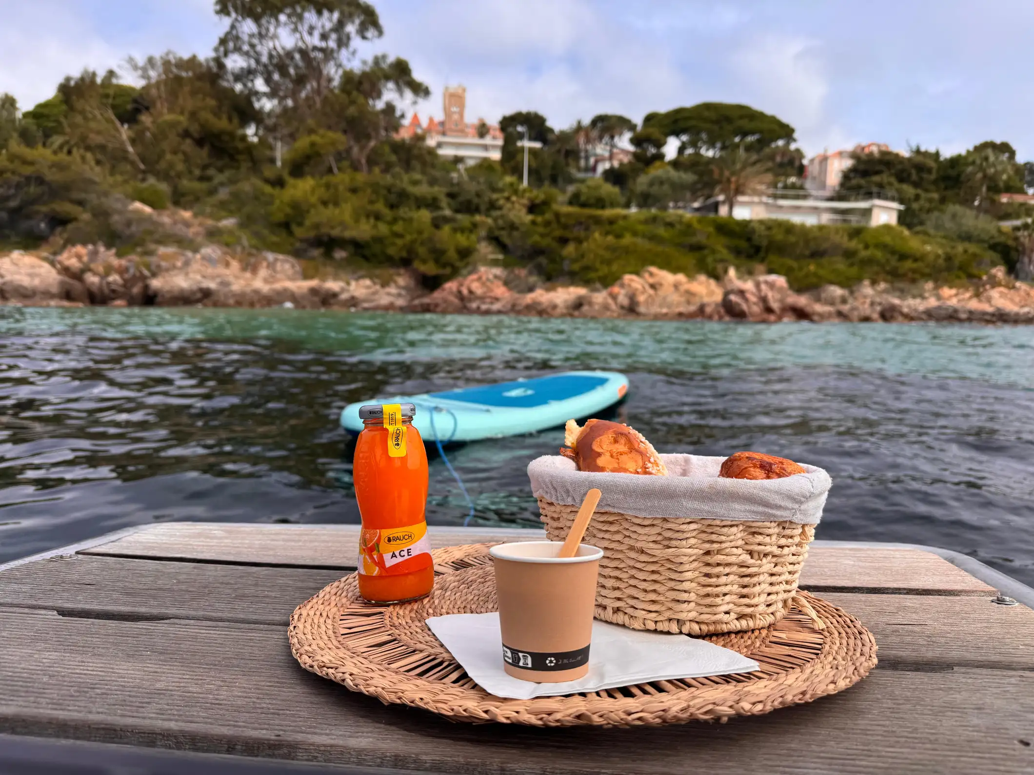 Antibes : croisière à la voile avec petit-déjeuner, snorkeling et paddle