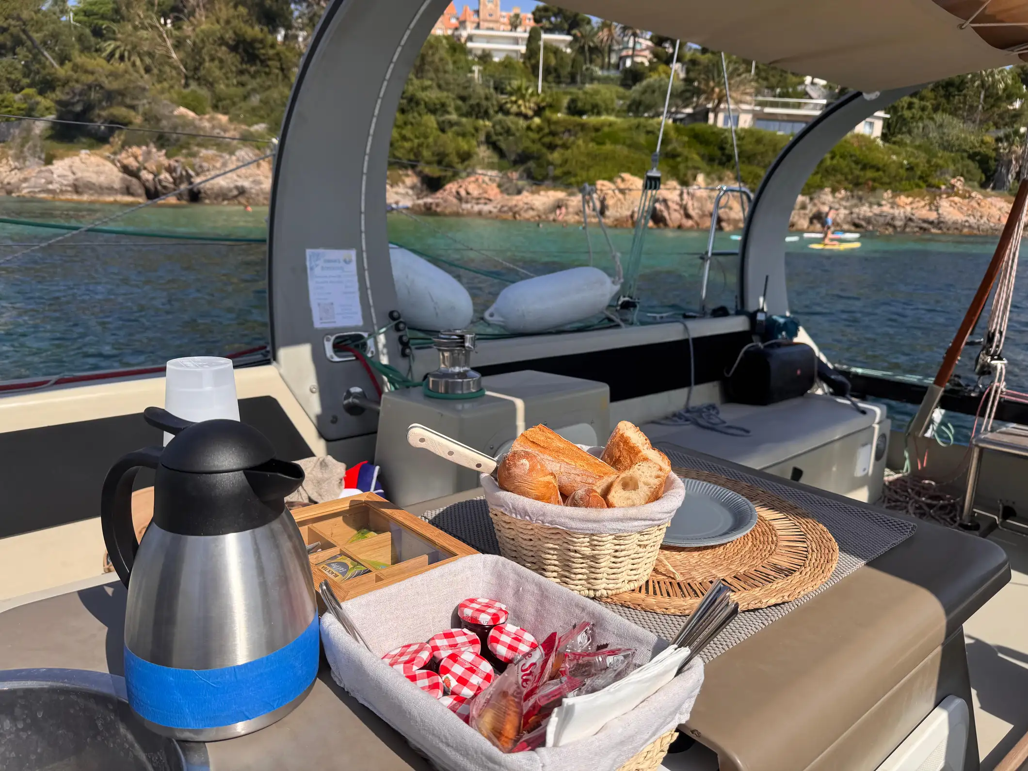 Antibes : croisière à la voile avec petit-déjeuner, snorkeling et paddle