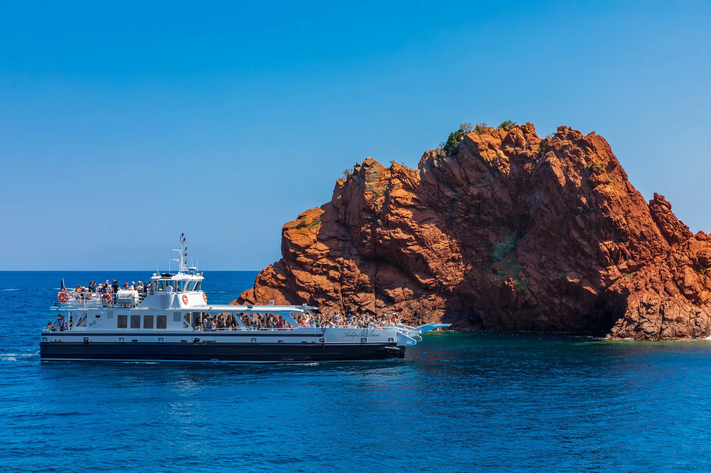 Au départ de Mandelieu : Croisière touristique sur la Corniche d'Or avec guide