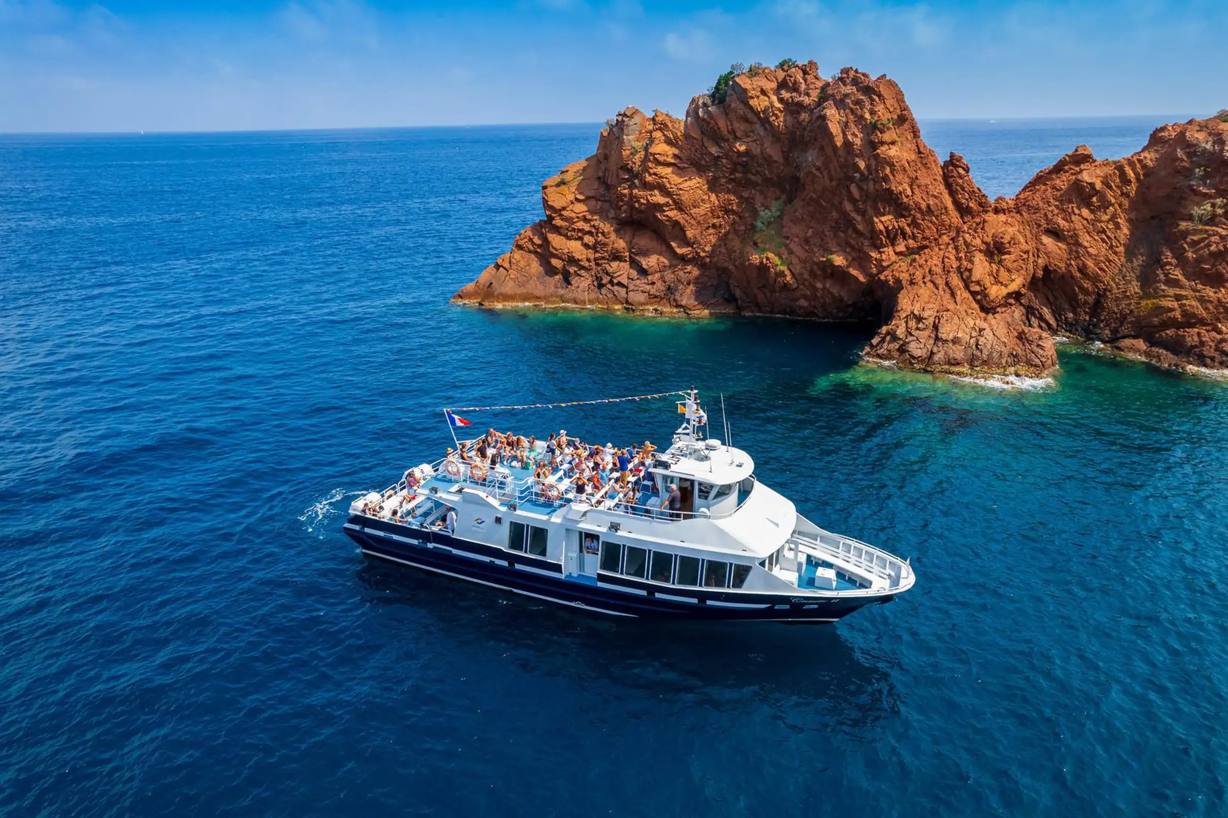 Au départ de Mandelieu : Croisière touristique sur la Corniche d'Or avec guide