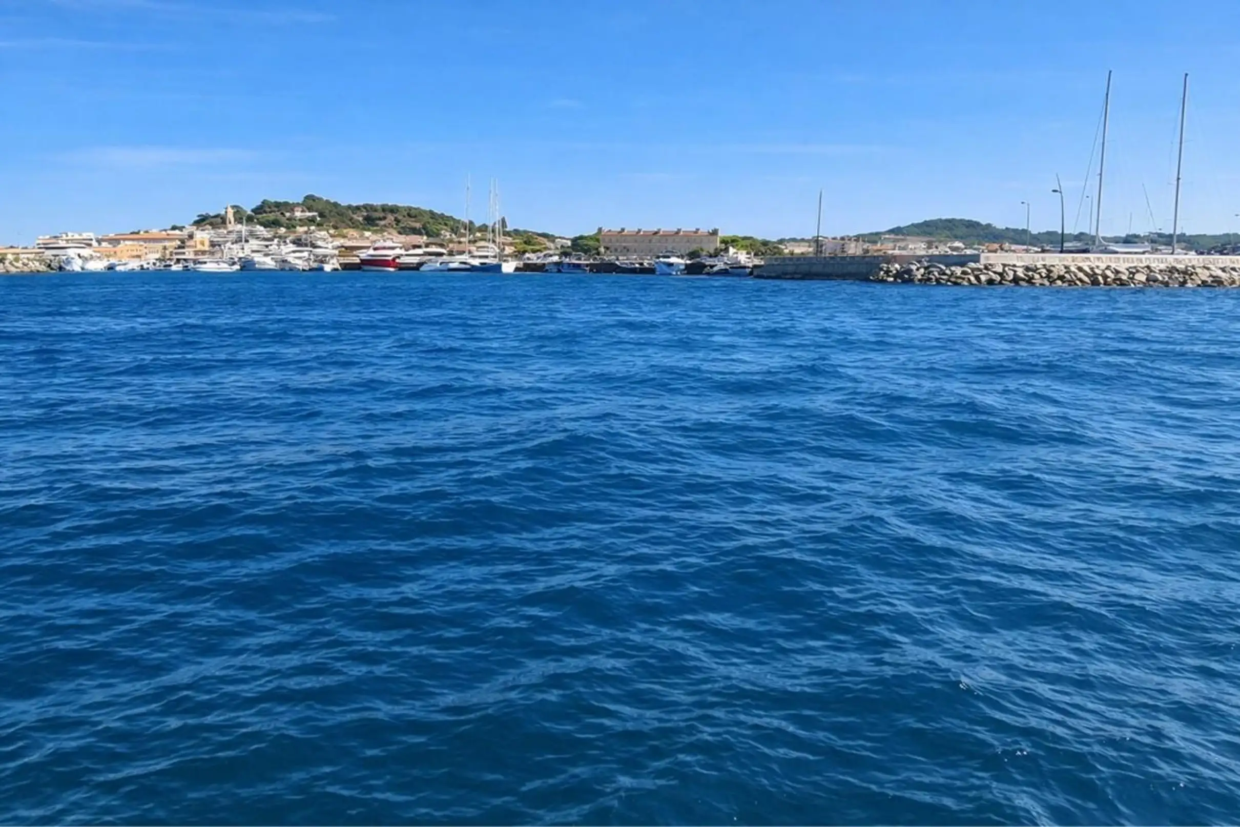 Depuis Nice : excursion à Saint-Tropez · Côte de l’Estérel et traversée en bateau