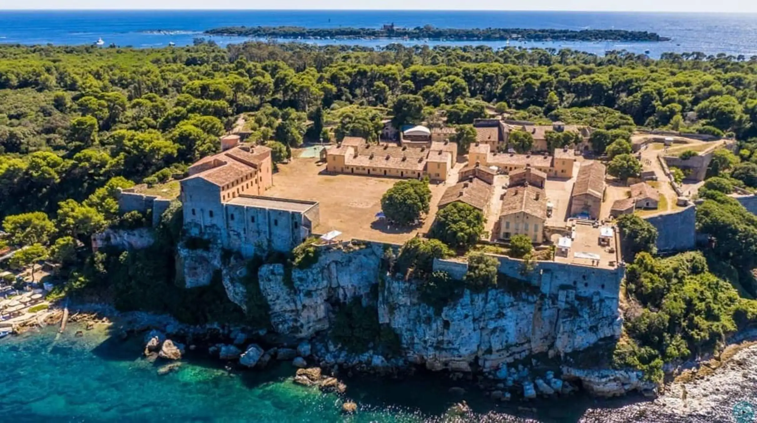 Cannes : Promenade en bateau sans permis vers les îles de Lérins