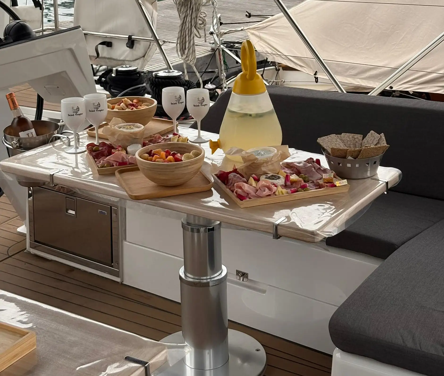 Cannes : Private Sailing Boat Tour to the Lérins Islands – All Inclusive