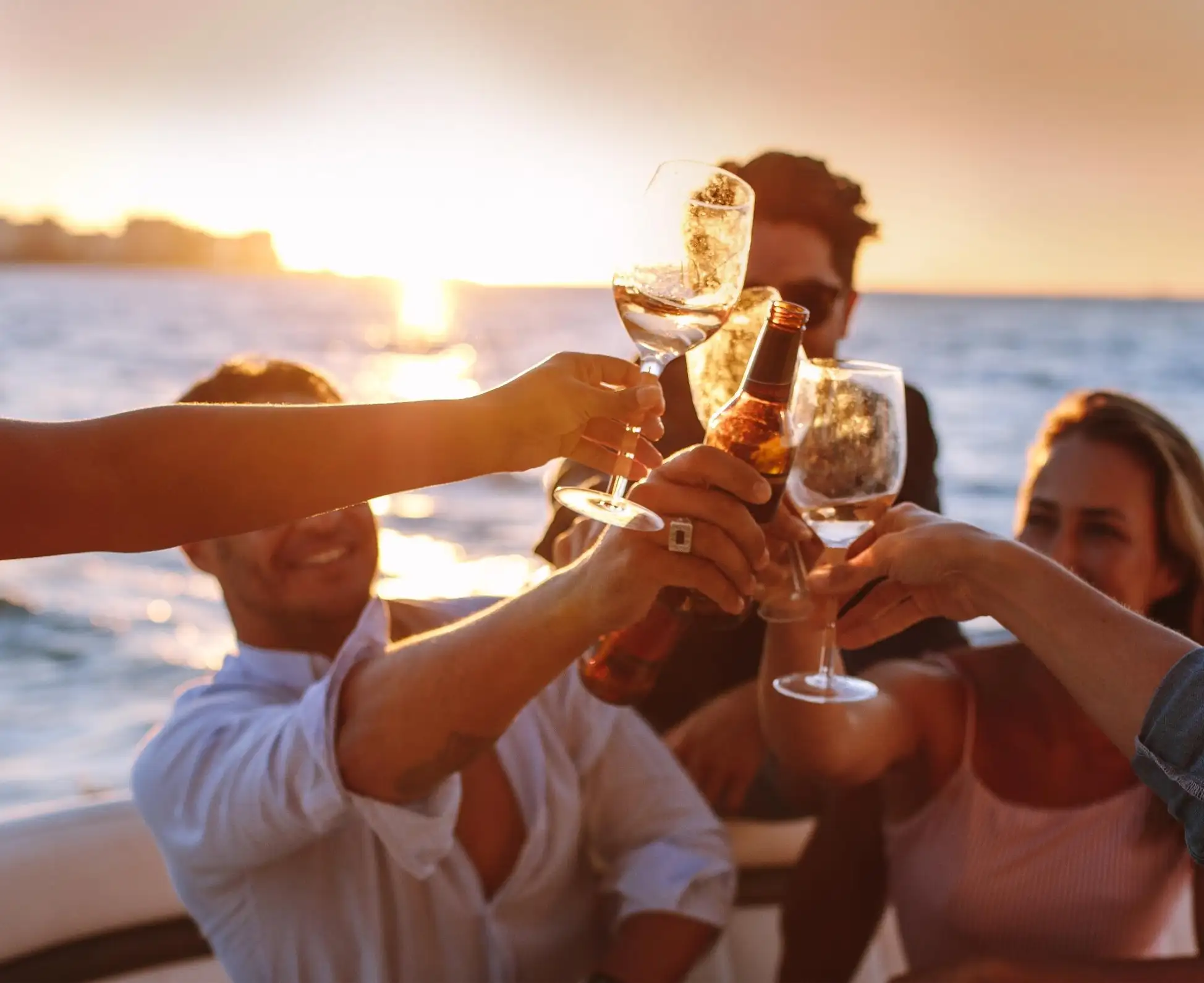 Saint-Raphaël : Sunset privé en catamaran & apéritif
