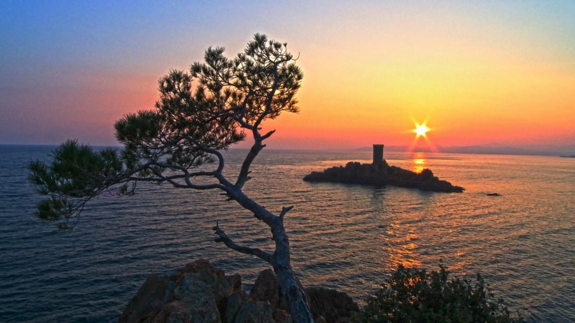 Saint-Raphaël : Sunset privé en catamaran & apéritif