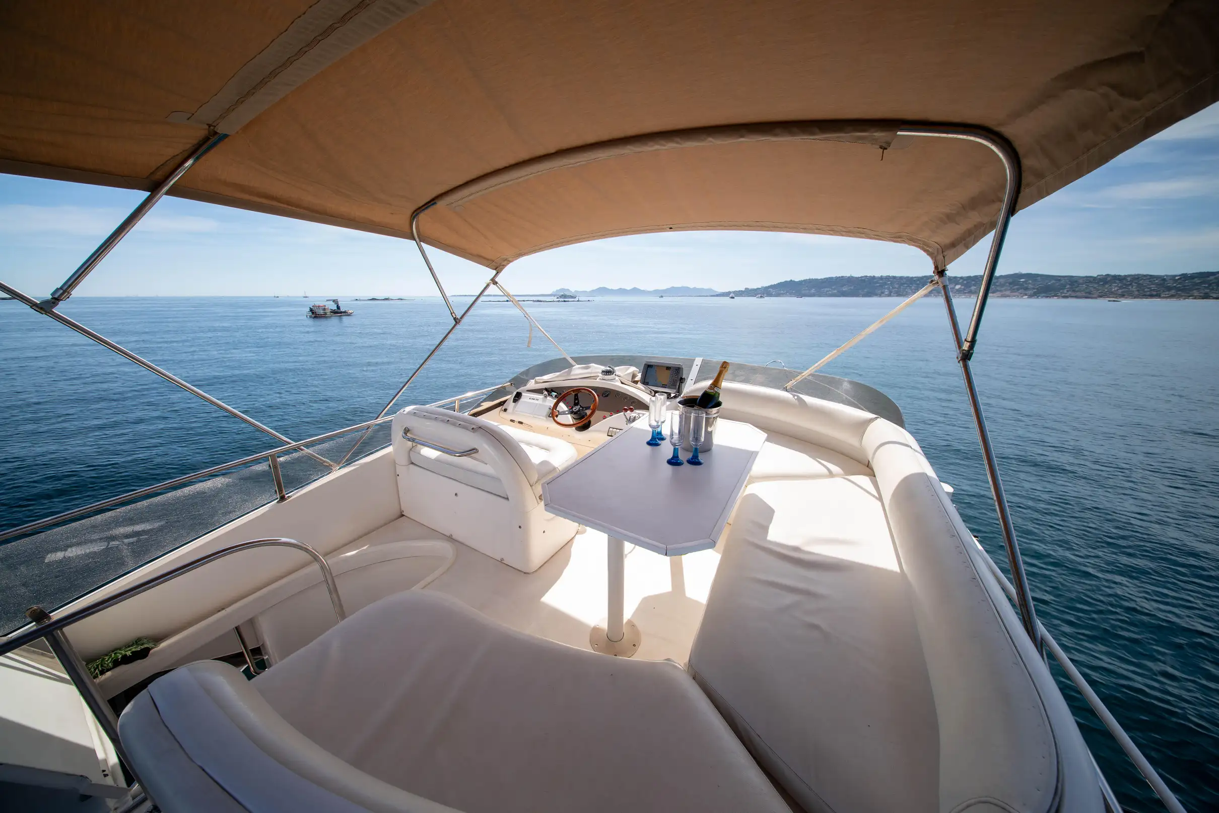 Juan Les Pins : location de bateau vers les îles de Lérins avec skipper