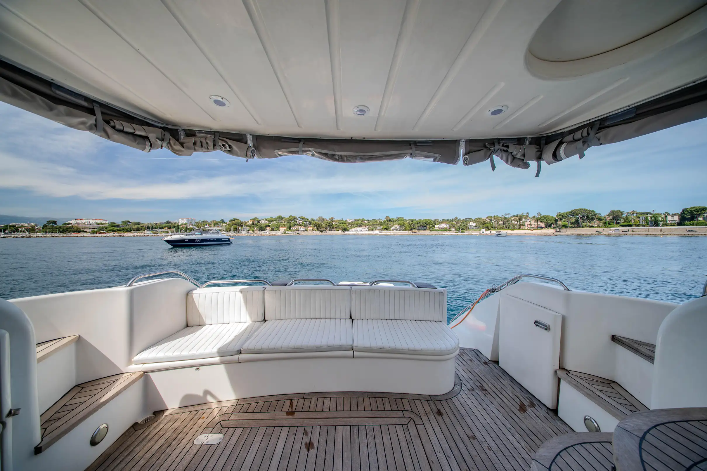 Juan Les Pins : location de bateau vers les îles de Lérins avec skipper